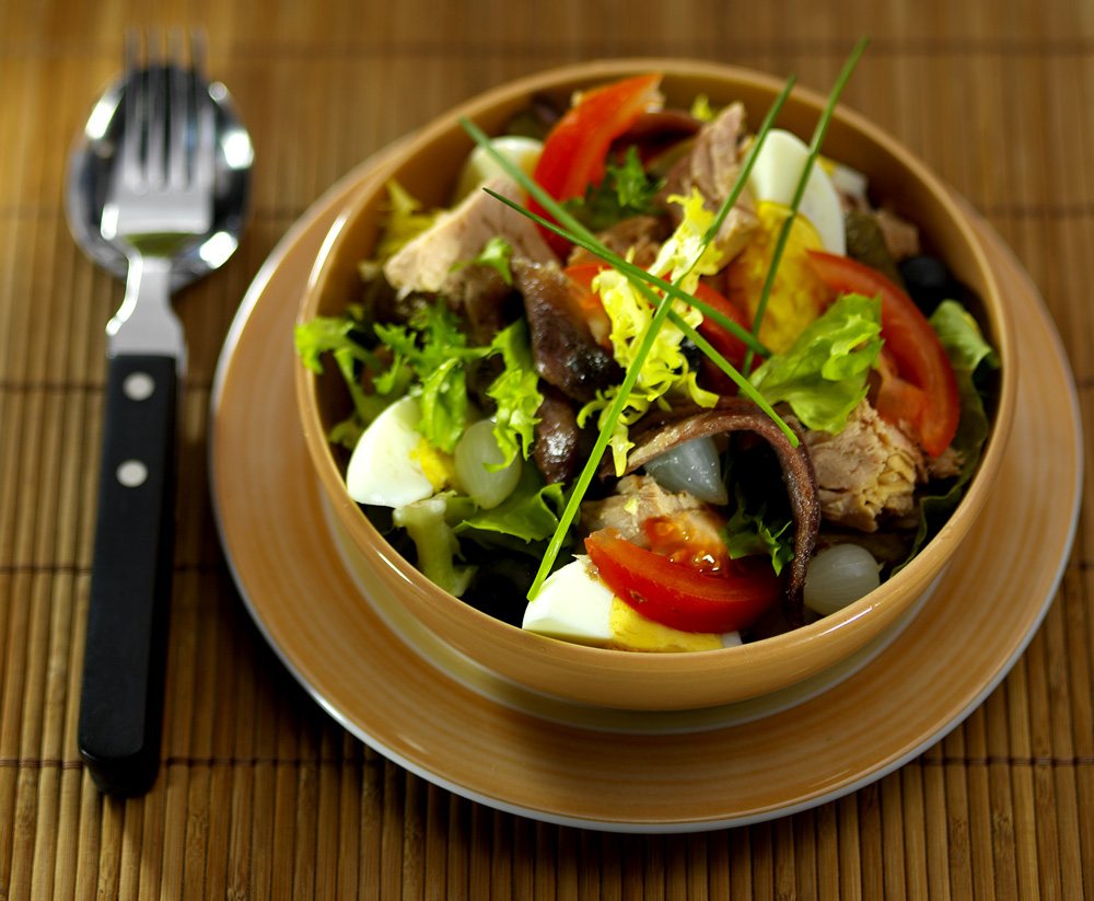 Salade niçoise with tuna, egg, anchovies and tomato
