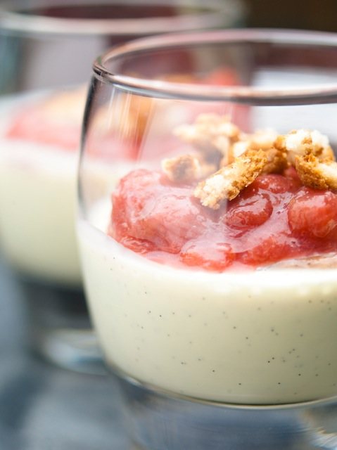 Vanilla pudding with rhubarb compote and crumble